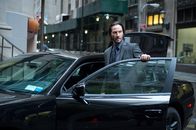 John Wick – Eigentlich hat sich Auftragskiller John Wick (Keanu Reeves) zur Ruhe gesetzt. Doch nachdem das letzte Geschenk seiner verstorbenen Frau, ein süßer Welpe, bei einem Überfall auf sein Haus getötet wird, muss der einst beste Hitman der Branche wieder zur Waffe greifen - mit tödlichen Folgen für die Gangster ...