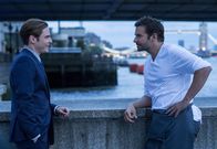 Im Rausch der Sterne – Obwohl Tony (Daniel Brühl, l.) von der Genialität seines Freundes überzeugt ist, willigt er nur ungern ein, Sternekoch Adam Jones (Bradley Cooper, r.) einen Job in seinem Restaurant zu geben. Denn schließlich kennt er dessen exzessive Vergangenheit nur zu gut ...