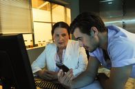 SOKO Stuttgart – Prof. Lisa Wolter (Eva Maria Bayerwaltes, l.) und Benedikt Förster (Florian Wünsche, r.) informieren das Team der SOKO via Telefon über ihre neuesten rechtsmedizinischen Erkenntnisse.