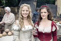Schneeweißchen und Rosenrot – Schneeweißchen (Sonja Gerhardt, links) und Rosenrot (Liv Lisa Fries, rechts) verkaufen mit großem Erfolg selbst hergestelltes Rosenöl auf dem Markt.