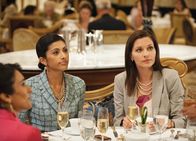 Royal Pains – Familientreffen: Reshma Shetty als Divya Katdare, Jill Flint als Jill Casey (Copyright SRF/NBC Universal)