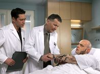In aller Freundschaft – Arne Kondmann (Paul Maaß, rechts) leidet unter Hepatitis B. Auf der Suche nach der Ursache finden Dr. Roland Heilmann (Thomas Rühmann, Mitte) und Dr. Philipp Brentano (Thomas Koch) ein entzündetes Tattoo. Arne hat sich wahrscheinlich in einem Tattoostudio angesteckt, doch Arne will den Namen des Studios nicht preisgeben.