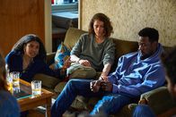 Trigonometry – Gemma (Thalissa Teixeira, l.), Ray (Ariane Labed, M.) und Kieran (Gary Carr, r.) sprechen über ihre Zukunft und über das bevorstehende Café, welches sie gemeinsam führen möchten. Plötzlich ereignet sich ein Unfall.