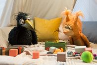 Rudis Rabenteuer – Rudi (Lennart Morgenstern) und Ella (Anna Menzel) müssen aufräumen. Denn gleich wollen sie es sich in der Kuschelecke bequem machen und das Märchen Frau Holle anschauen.