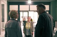 In aller Freundschaft – Als Marlies Böhmer (Ursula Werner, mi.) in der Sachsenklinik auftaucht, ahnen Dr. Kathrin Globisch (Andrea Kathrin Loewig, li.) und Dr. Roland Heilmann (Thomas Rühmann, re.), was passiert ist.