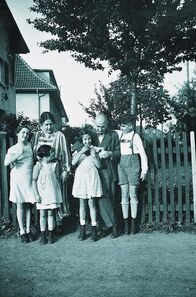 ZDF-History – Ehepaar Jahn mit den Kindern Ilse, Eva, Johanna und Gerhard 1939 vor ihrem Haus.