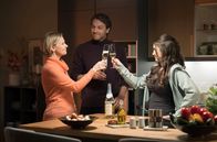 In aller Freundschaft – Kathrin Globisch (Andrea Kathrin Loewig, li.) freut sich, ihre beiden Kinder wieder um sich zu haben. Hanna (Helena Pieske, re.), Lukas (Frederik Götz, mi.) und Kathrin stoßen glücklich darauf an.; ARD/MDR IN ALLER FREUNDSCHAFT 1070, "Ausgeträumt" Uhr im ERSTEN. Ab 29.10.2024, 21:00 Uhr in der ARD-Mediathek. Kathrin Globisch (Andrea Kathrin Loewig, li.) freut sich, ihre beiden Kinder wieder um sich zu haben. Hanna (Helena Pieske, re.), Lukas (Frederik Götz, mi.) und Kathrin stoßen glücklich darauf an.