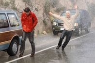 Two and a Half Men – Es ist Valentinstag. Von Romantik ist jedoch nichts zu spüren, denn zwischen Zoey und Lyndsey tobt ein perfider Zickenkrieg. Schließlich wird durch ein Unwetter die Straße zum Haus zerstört. Doch als Lyndsey ihre Regel bekommt, zwingt sie Alan (Jon Cryer, r.), Tampons zu besorgen, da sie sich weigert, Zoey um welche zu bitten. Gemeinsam mit Walden (Ashton Kutcher, l.) bricht er auf ...