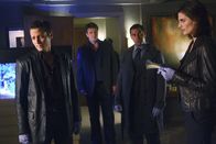 Castle – Gleich zwei Mordfälle beschäftigen Kevin (Seamus Dever, l.), Castle (Nathan Fillion, 2.v.l.), Javier (Jon Huertas, 2.v.r.) und Kate (Stana Katic, r.).
