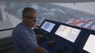 Im Angesicht der Katastrophe – Kapitän Kim Milnes an der Steuerung des Schiffssimulators. (National Geographic/DSP)