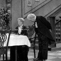 Der neunzigste Geburtstag oder Dinner for one – May Warden als Miss Sophie und Freddie Frinton als Butler James.