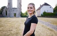 7 Tage ... – hr-fernsehen 7 TAGE ... UNTER MONSTERN, "Ein Film von Jessica Trommer und Sebastian Krausse" Uhr. Reporterin Jessica Trommer vor der paranormalen Untersuchung im Jagdschloss Walkenried.