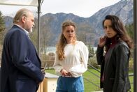 Der Alte – Richard Voss (Jan-Gregor Kremp, l.) und Annabell Lorenz (Stephanie Stumph, r.) erfahren von Caro Schaller (Klara Deutschmann, Mi.), dass die Tote sich von ihrem Freund trennen wollte.