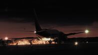 Mayday - Alarm im Cockpit – Nachdem er aufgrund schlechter Wetterbedingungen auf die falsche Landebahn abgebogen war, stürzte der Flug 006 der Singapore Airlines am 31. Oktober 2000 direkt auf eine Baumaschine und tötete 83 Menschen.