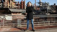 Deutschland in ... – Mirko Drotschmann steht inmitten der Völklinger Hütte, dem ehemaligen Eisen- und Stahlwerk im Saarland.