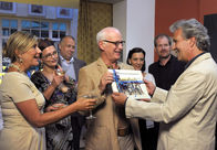 Was glücklich macht – Peter (Peter Sattmann, re.) wird von seiner Frau Charlotte (Jutta Speidel, li.) und den Freunden Jens (Peter Meinhardt, Mitte), Ritschi (Guntbert Warns, 2.v.re.), Klaus (Thomas Thieme, 3.v.li.), Karin (Cornelia Schmaus, 3.v.re.) und Gabi (Edda Leesch, 2.v.li.) zu einer "Vorruhestands-Party" erwartet.