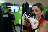 Puls – Puls Demenz in jungen Jahren – Der Kampf gegen das Vergessen Demenzpatientin Susanne beim Boxtraining Copyright: SRF