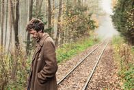 Persischstunden – Der jüdisch-belgische Geflüchtete Gilles (Nahuel Pérez Biscayart) pausiert nach der Flucht aus einem nationalsozialistischen Durchgangslager im besetzten Frankreich.