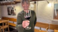 Puls – Puls Alkohol im Alltag – Gibt es ein gesundes Mass? «Puls»-Host Daniela Lager hält ein Glas Wein in die Kamera Copyright: SRF