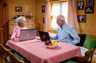 Sturm der Liebe – Hildegard (Antje Hagen, l.) und Alfons (Sepp Schauer, r.) sind entgeistert, als das Internet plötzlich ausfällt.