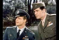 Sayonara – Captain Bailey (James Garner, re.) zeigt Major Lloyd Gruver (Marlon Brando, li.) die japanischen Matsubayashi-Mädchen. Obwohl ihnen der engere Umgang mit der einheimischen Bevölkerung strengstens untersagt ist, hat der Captain Kontakt zu einer der Frauen.