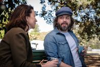 Bump – Edith Chalmers (Anita Hegh, l.); Dom Chalmers (Angus Sampson, r.)