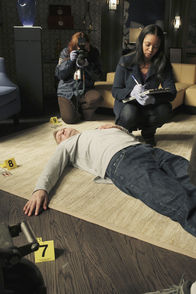 Castle – Lanie Parish (Tamala Jones, hinten r.) untersucht die Leiche von Jay Hixton (Skoti Collins, liegend) ...