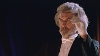 Columbo – Während Crawford (Billy Connolly) bereits sein Orchester dirigiert, stösst der Aufzug den bewusstlosen McEnery vom Dach.