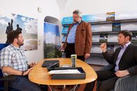 Die Rosenheim-Cops – Kann Bergsteiger Tobias Teschner (Sebastian Edtbauer, l.) den Kommissaren Stadler (Dieter Fischer, M.) und Hansen (Igor Jeftic, r.) bei ihren Ermittlungen im aktuellen Mordfall weiterhelfen?