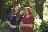 Lucifer – Charlotte (Tricia Helfer, l.); Maze (Lesley-Ann Brandt, r.)