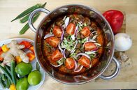 Kochs anders – Jollof, ein afrikanisches Reisgericht, von Sternekoch Ali Güngörmüs interpretiert.