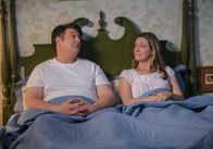 Young Sheldon – George Cooper sen. (Lance Barber, l.); Mary Cooper (Zoe Perry, r.)