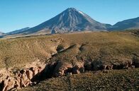 Magische Anden – Der Licancabur ist ein 5920 m hoher inaktiver Vulkan auf der Grenze zwischen Bolivien und Chile und überragt die Atacamawüste.
