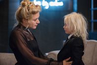 American Horror Story – Dr. Alex Lowe (Chloë Sevigny, l.); Holden Lowe (Lennon Henry, r.)