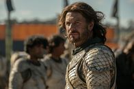 Der Herr der Ringe: Die Ringe der Macht – Das von Elendil (Lloyd Owen) rekrutierte Heer der Númenórer bewährt sich im Kampf gegen die Orks.