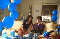 Die Kennedys - After Camelot – Jackie Kennedy (Katie Holmes) mit Teenage John F. Kennedy (Max Muirhead)