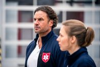 Die Chefin – Rettungsstellenleiter Sebastian Weber (Stephan Luca, l. ) war nicht nur der Chef des Mordopfers, er ist auch mit der Kollegin Martina Jessing (Anna Brüggemann, r.) verlobt.