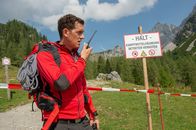 Die Bergretter – Rudi (Michael Pascher) ist in den Bergen unterwegs, auf der Suche nach der verschwundenen Lotta.