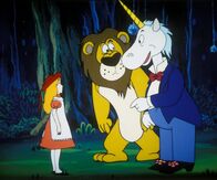 Alice im Wunderland – Alice bittet den Löwen und das Einhorn um Hilfe. Sie hat Benny Bunny verloren.