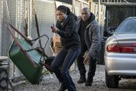 Black and Blue – L-R: Alicia (Naomie Harris) and Mouse (Tyrese Gibson)