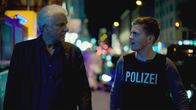 Tatort – Kalli (Ferdinand Hofer, re.) informiert Kriminalhauptkommissar Franz Leitmayr (Udo Wachtveitl), was er bisher herausgefunden hat über die Smart-Toy-Puppe und die Selbsthilfegruppe erwachsener Mißbrauchsopfer.