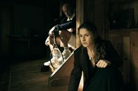 Höllgrund – Tanja (Lou Strenger) hatte einen Geistesblitz, was den Tod ihres alten Freundes Hajo betrifft. Der Verstorbene (Heiner Lauterbach) ist sehr angetan, dass sie endlich dahinterkommt.