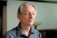 Der Autokraten-Code – Der britische Informatiker und Nobelpreisträger Geoffrey Hinton gilt als Geburtshelfer der künstlichen Intelligenz. In der ARD-Dokumentation begründet er seine Befürchtung, dass KI außer Kontrolle geraten könnte.