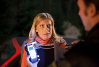 Mord mit Aussicht – Einsfestival MORD MIT AUSSICHT II, FOLGE 20, "Waldhaus Amore" Uhr. Sophie Haas (Caroline Peters, l.) gerät nach einem kleinen Umtrunk anlässlich Bärbels Geburtstag in eine Alkoholkontrolle. Polizist Schulte (Piet Fuchs, r.) stellt fest, dass sie zuviel getrunken hat und schon ist der Führerschein weg.