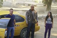 Navy CIS: L.A. – Um einen Fall lösen zu können, reisen Callen (Chris O'Donnell, l.) und Sam (LL Cool J, M.) nach Mexiko. Doch wird Carmen (Lorena McGregor, r.) ihnen weiterhelfen können?