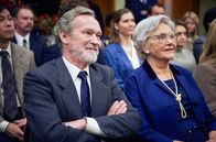 Der Code des Killers – Sidney (Paul Copley, li.) und Joan Jeffreys (Shirley Dixon, re.) sind stolz auf ihren Sohn, der zum Professor ernannt wurde.
