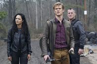 MacGyver – (v.l.n.r.) Riley Davis (Tristin Mays); Angus MacGyver (Lucas Till); Jack Dalton (George Eads)