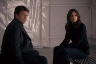 Castle – Wie wird es mit Richard Castle (Nathan Fillion, l.) und Kate Beckett (Stana Katic, r.) weitergehen, nachdem sie erhöhter Strahlung ausgesetzt wurden?; Wie wird es mit Richard Castle (Nathan Fillion, l.) und Kate Beckett (Stana Katic, r.) weitergehen, nachdem sie erhöhter Strahlung ausgesetzt wurden?