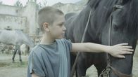 ZDF-History: Alexander der Große - Der Superstar der Antike – Alexander (Vladi Georgiev) und sein Pferd Bukephalos: Die legendäre Geschichte von der Zähmung des wilden Hengstes soll Alexanders Führungsqualitäten unterstreichen.