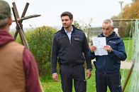WaPo Bodensee – Jakob (Max König, M.) und Paul (Tim Wilde, r.) statten den Wennings (Nico Liersch, l.) mit einem Durchsuchungsbeschluss einen Besuch ab.